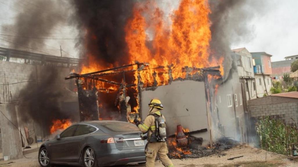 Conectan auto Tesla a un poste de luz y provoca una explosión en Tijuana