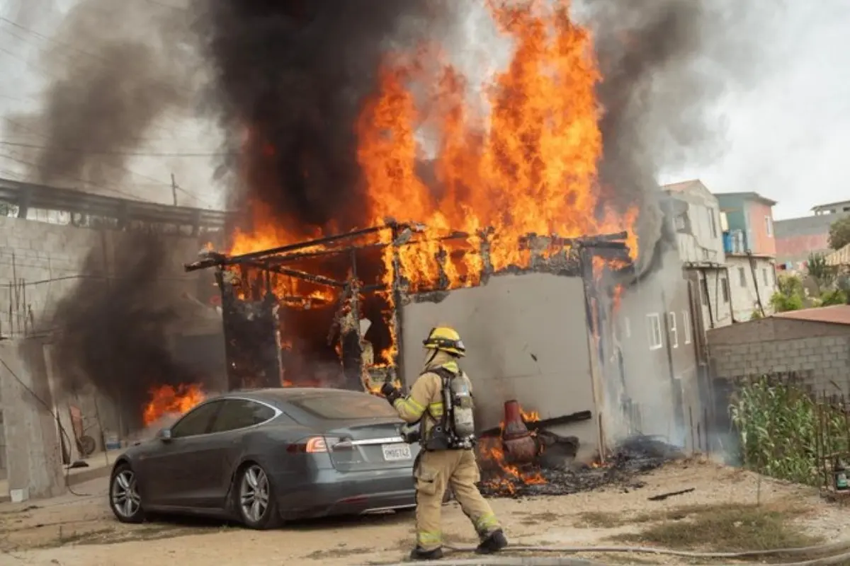 La explosión incendió el automóvil y una vivienda Foto: X(Twitter) @moralesyo