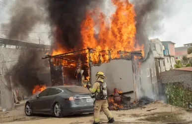 Conectan auto Tesla a un poste de luz y provoca una explosión en Tijuana