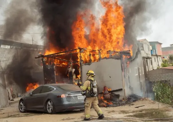 Conectan auto Tesla a un poste de luz y provoca una explosión en Tijuana