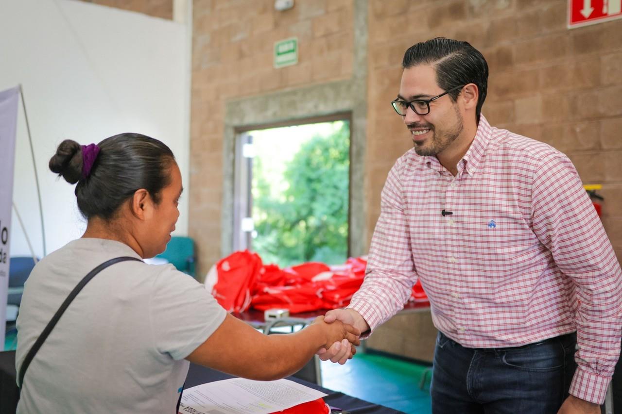 David de la Peña entrega paquetes de útiles escolares. Foto. Gobienro de Santiago