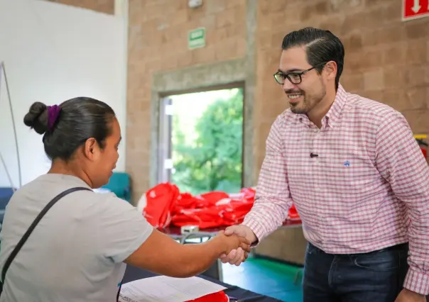 David de la Peña entrega paquetes escolares gratuitos a 11 mil estudiantes