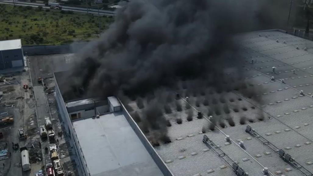 Incendio de fábrica en Santa Catarina, desalojan a 230 personas