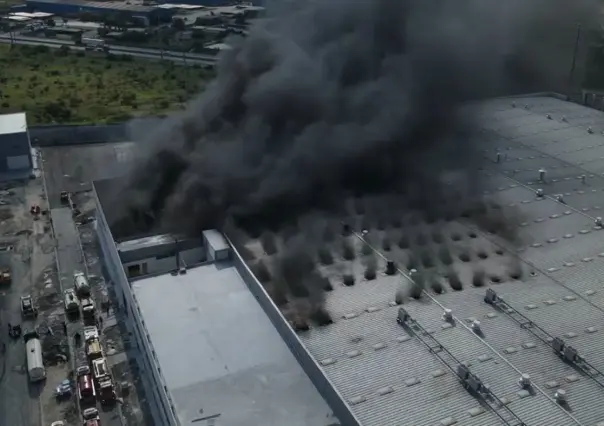 Incendio de fábrica en Santa Catarina, desalojan a 230 personas