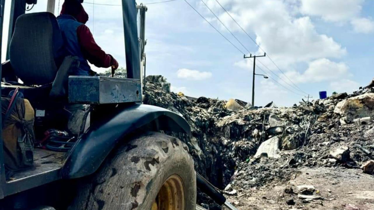 La basura, desperdicios y residuos químicos causaron el taponamiento del drenaje que corre por las calles aledañas al canal de Cartagena. Foto: Gob de Ecatepec