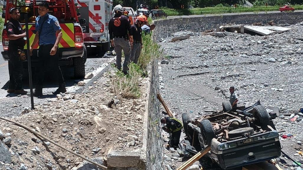 Cae vehículo en barranco en Paraje Los Altares de Iturbide