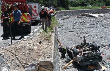 Cae vehículo en barranco en Paraje Los Altares de Iturbide