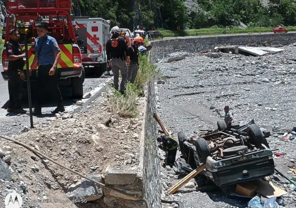 Cae vehículo en barranco en Paraje Los Altares de Iturbide