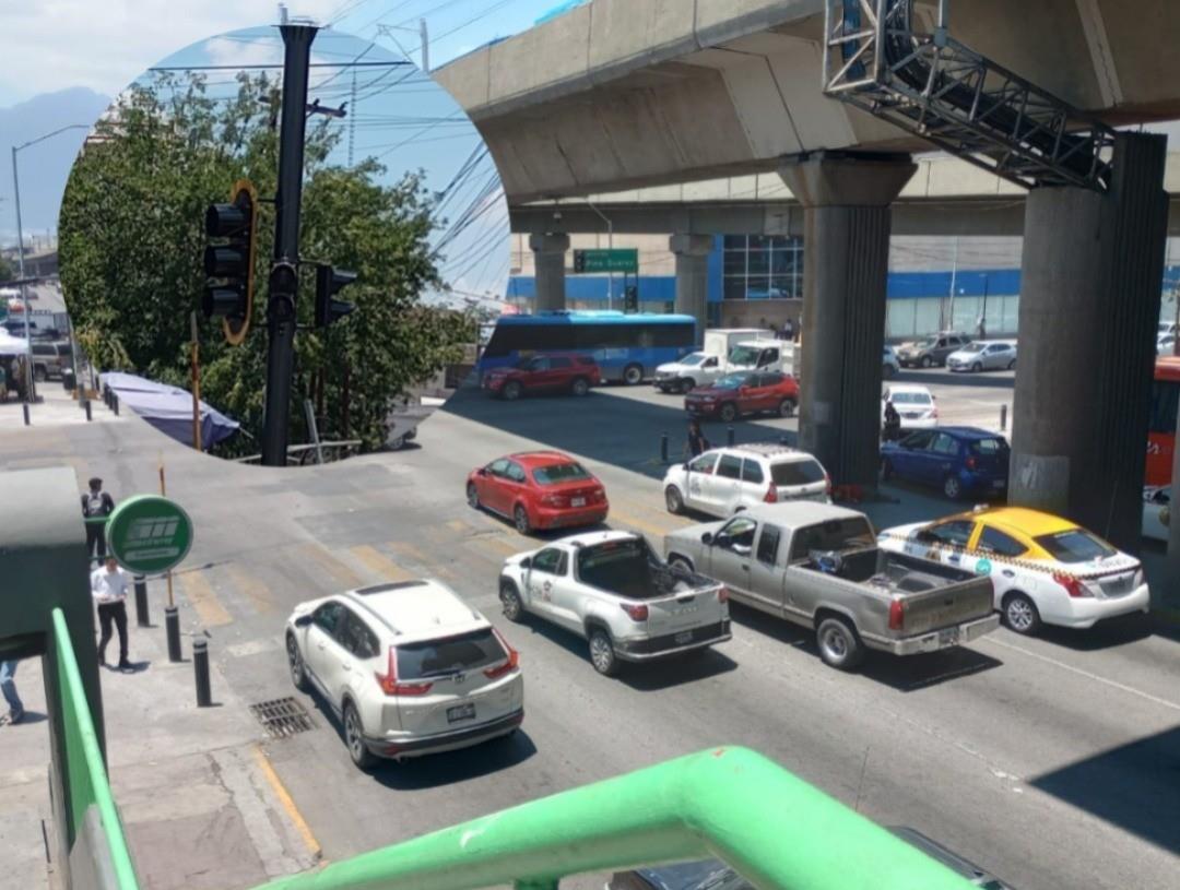 Los semáforos descompuestos en los cruces importantes de Monterrey dan riesgo a un percance. Foto: Erwin Contreras.