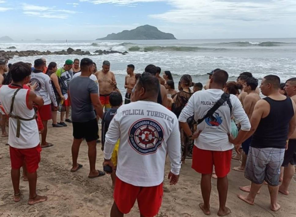 Elementos de Protección Civil en la playa de Mazatlán. Foto: El Sol de Mazatlán.