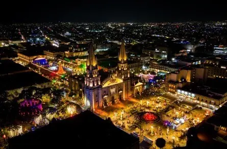 Vista nocturna de la ciudad de Guadalajara misma que atrae a muchos turistas. Foto: iStock.