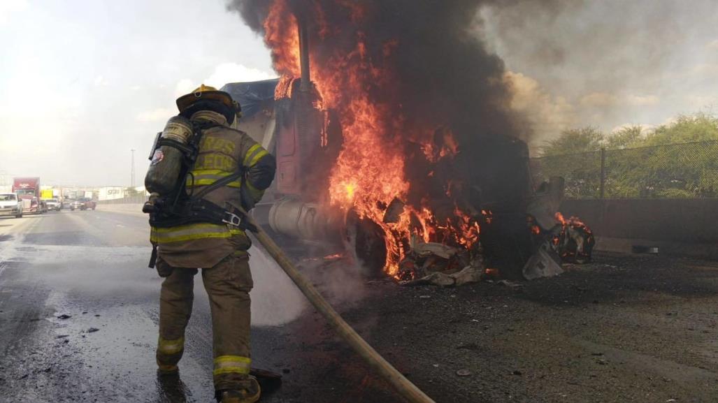 Fuego consume tráiler en el Libramiento Noreste en García