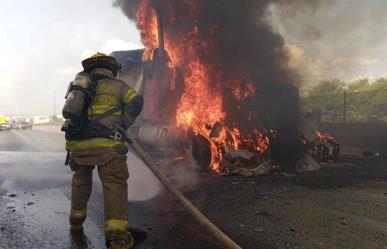 Fuego consume tráiler en el Libramiento Noreste en García