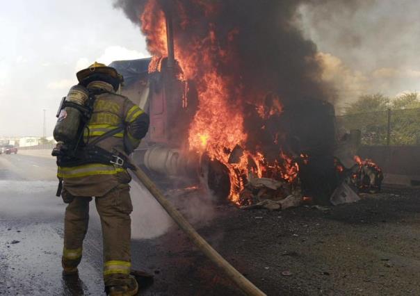 Fuego consume tráiler en el Libramiento Noreste en García