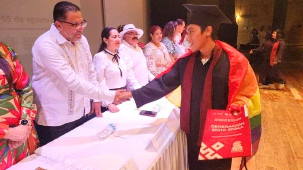 Alumno del COBAEV recibe certificado con bandera LGBTTI en Coatzacoalcos