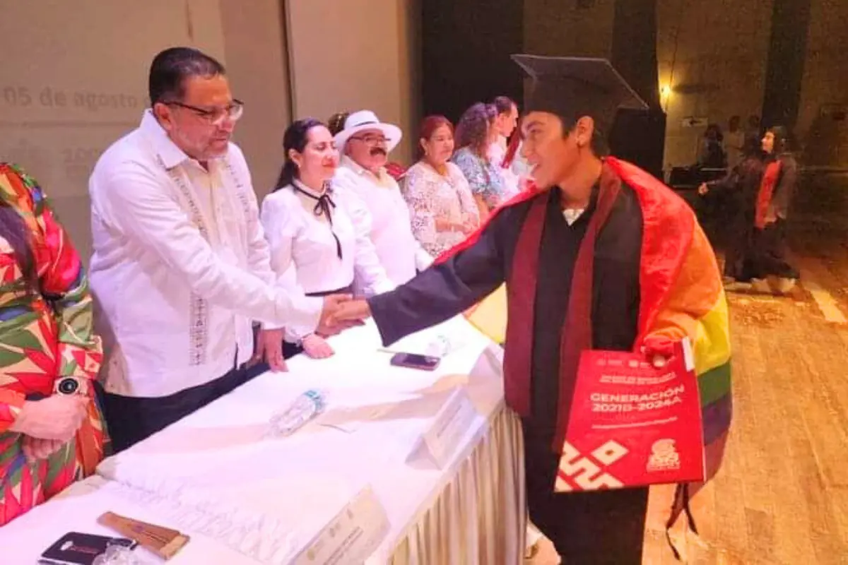 Momento en el que el alumno recibe su certificado. Foto: Especial