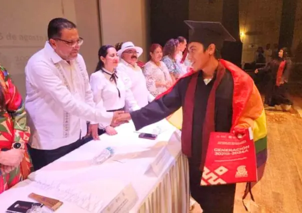 Alumno del COBAEV recibe certificado con bandera LGBTTI en Coatzacoalcos