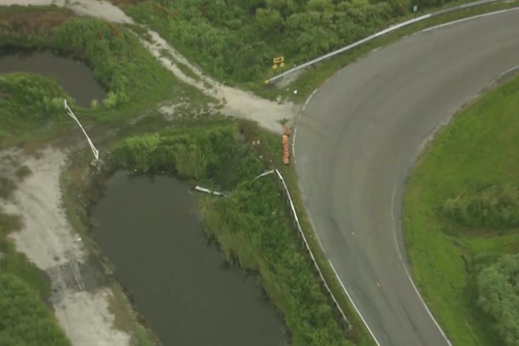 Esta imagen tomada de un video de WPTV muestra una vista aérea del sitio donde nueve personas murieron cuando una SUV se salió de control en la autopista Hatton, cerca de Belle Glade, Florida, chocó contra una barrera de protección y volcó en un canal el l