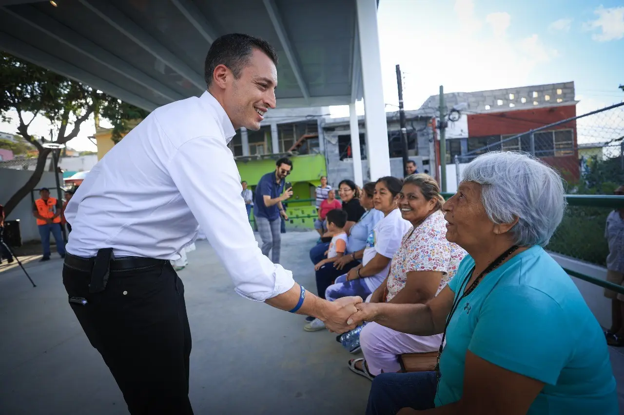 El alcalde de Monterrey, Luis Donaldo Colosio inauguró un parque público en la colonia Sierra Ventana. Foto. Armando Galicia