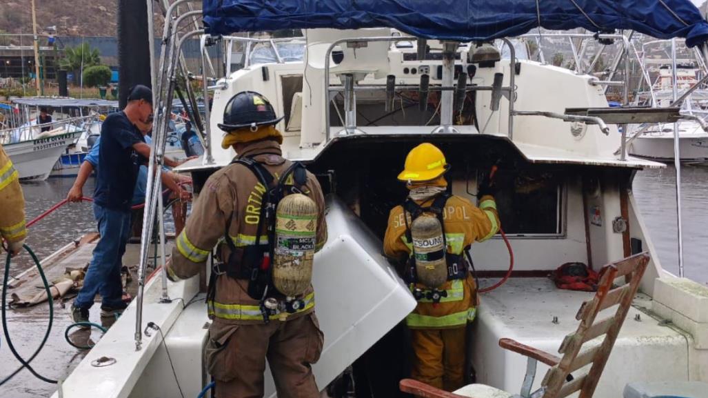 Fuego consume embarcación Pacific Time en Marina de Cabo San Lucas