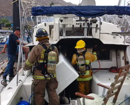 Fuego consume embarcación Pacific Time en Marina de Cabo San Lucas