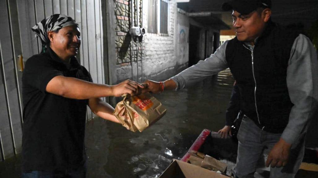 En lanchas reparten KFC y Burger King a afectados por inundaciones en Chalco