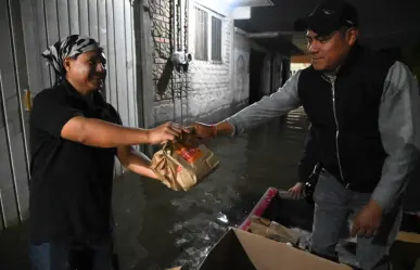 En lanchas reparten KFC y Burger King a afectados por inundaciones en Chalco