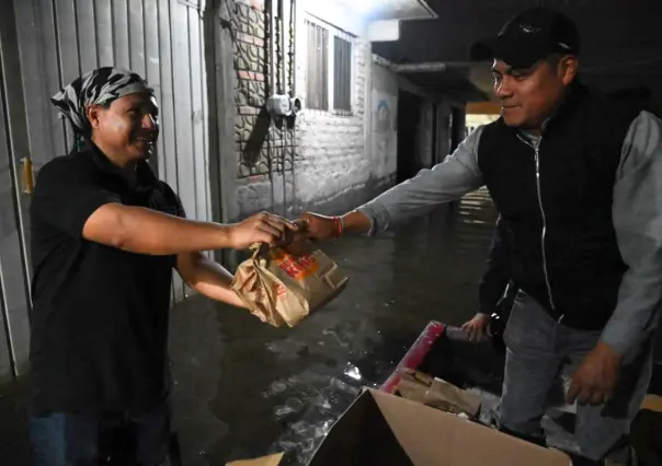 En lanchas reparten KFC y Burger King a afectados por inundaciones en Chalco