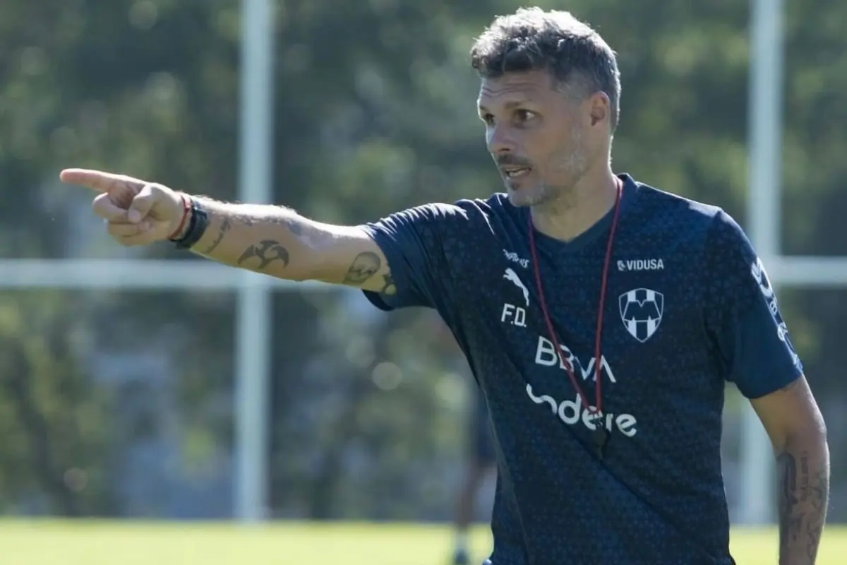 Fernando Ortiz dirigiendo entrenamiento de Rayados Foto: X(Twitter) @OrtizTano