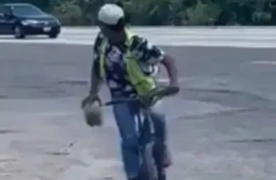 El hombre lanza piedras en medio de la recta a Cholula cuando fue captado arrojando una. Foto: X @soyluisgabriel1