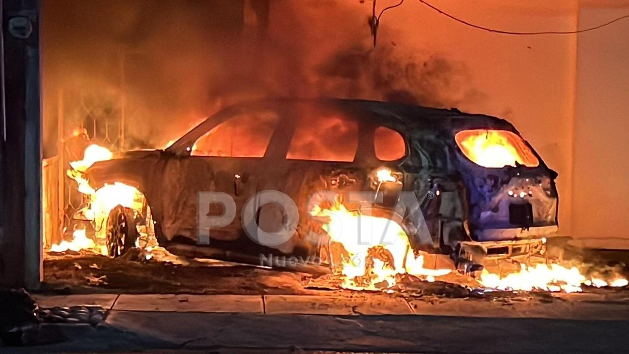 La camioneta siendo consumida por las llamas aparentemente iniciadas por un cortocircuito. Foto: Raymundo Elizalde.