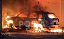 Incendio consume auto en la colonia Chepevera