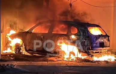 Incendio consume auto en la colonia Chepevera