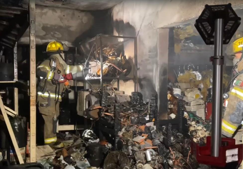 Bomberos en el sitio que fue consumido por las llamas del incendio al interior de la empresa. Foto: Protección Civil de Monterrey.