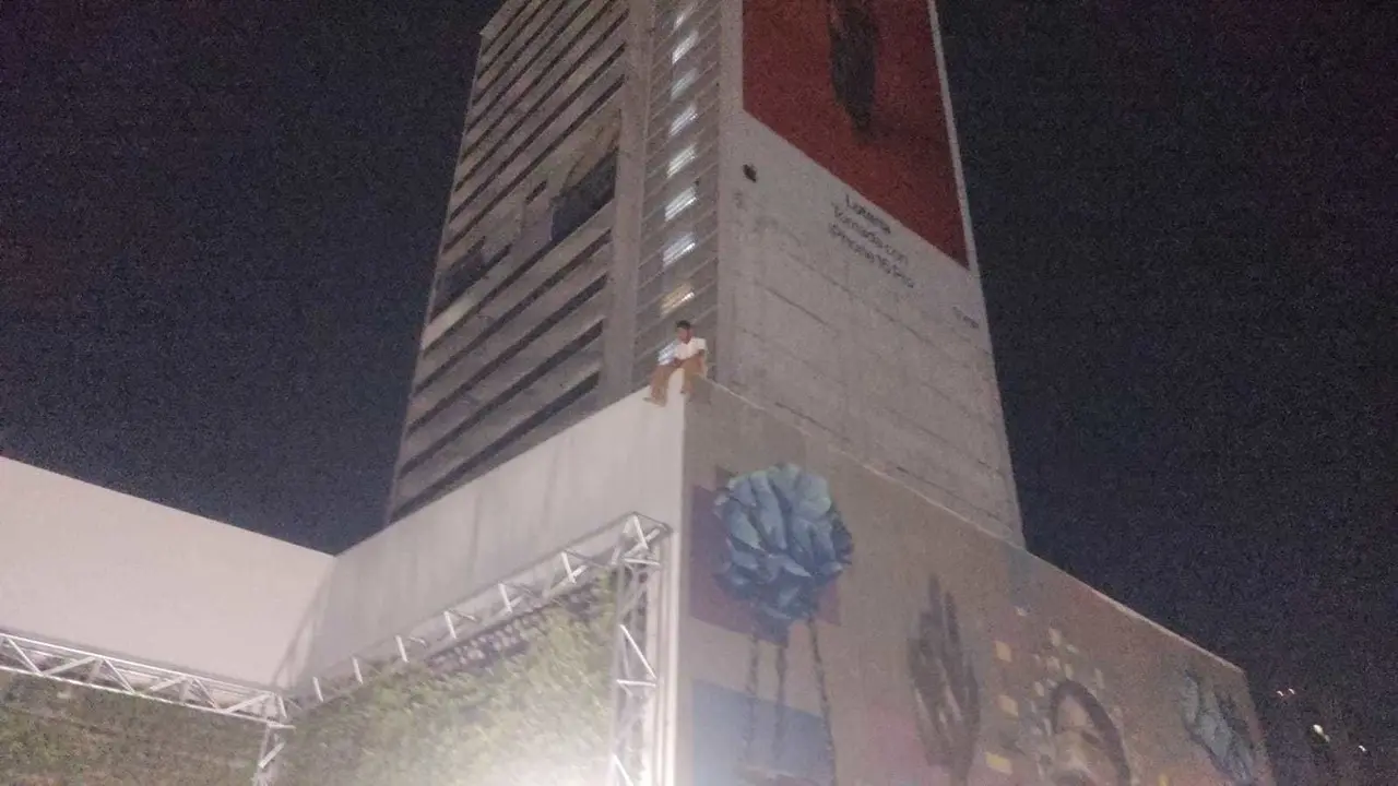 El joven desde una posición elevada muy riesgosa y profiriendo amenazas de suicidio. Foto: Protección Civil de Nuevo León.