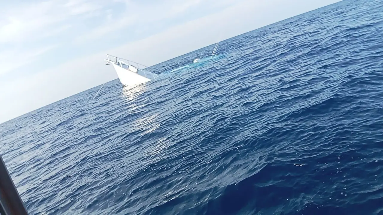 Gran susto se llevaron los tripulantes de un yate luego de que éste se comenzara a hundir cerca del Arrecife Alacranes.- Foto de redes sociales