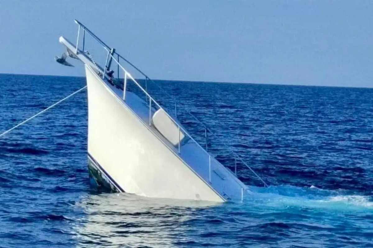 El barco quedó cuesta arriba en medio del mar Foto: Especial