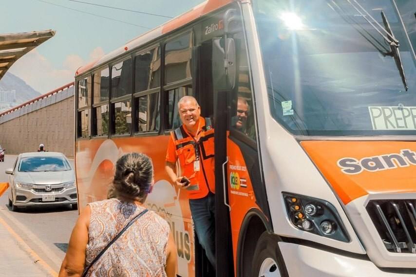 El Santa Bus se consolida así como una opción de transporte confiable para la comunidad estudiantil de Santa Catarina. Foto: Especial.