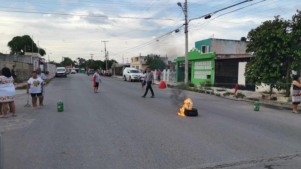 Apagones en Pacabtún: ¡Vecinos bloquean calles en busca de solución!