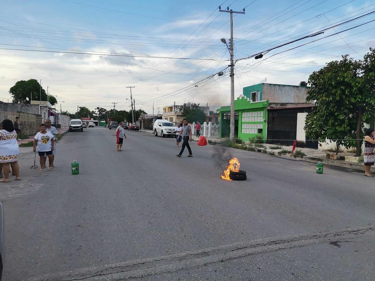 Apagones en Pacabtún: ¡Vecinos bloquean calles en busca de solución!