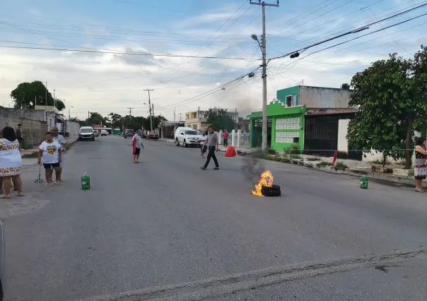 Apagones en Pacabtún: ¡Vecinos bloquean calles en busca de solución!