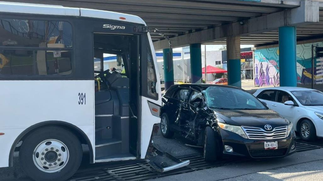 Choque entre autobús y camioneta en Tampico deja una persona lesionada