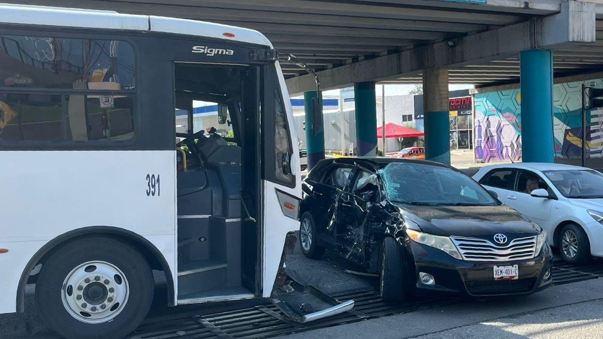 Choque entre autobús y camioneta en Tampico deja una persona lesionada