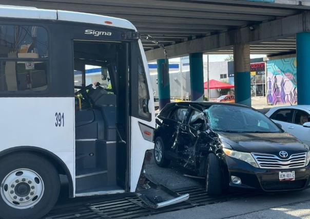 Choque entre autobús y camioneta en Tampico deja una persona lesionada