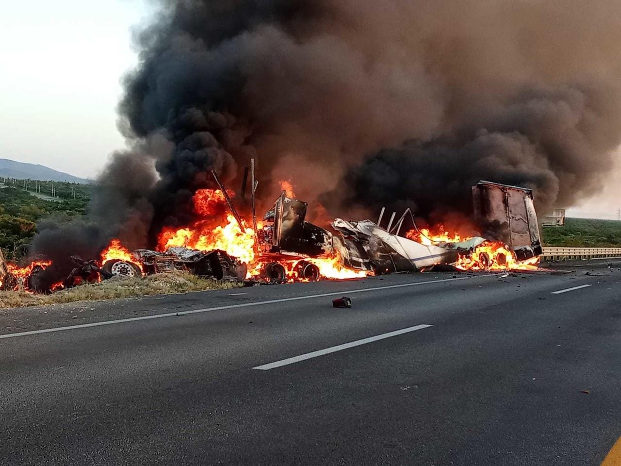 Un trágico accidente en la autopista Laredo-Monterrey ha provocado el cierre de la circulación en el kilómetro 72, a la altura de Sabinas Hidalgo, tras un choque entre dos tráileres que desencadenó un incendio de los vehículos de carga. Foto: POSTA