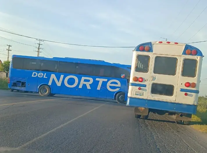 A través de redes sociales, ciudadanos han reportado un bloqueo en la carretera Reynosa-San Fernando, específicamente a la altura del Parque Eólico El Cortijo de Reynosa. Foto: Redes sociales