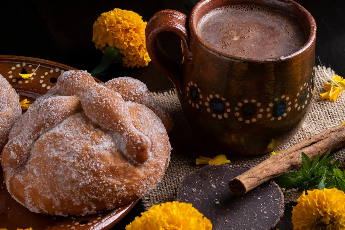 Pan muerto, chocolate y flores. Foto: Canva