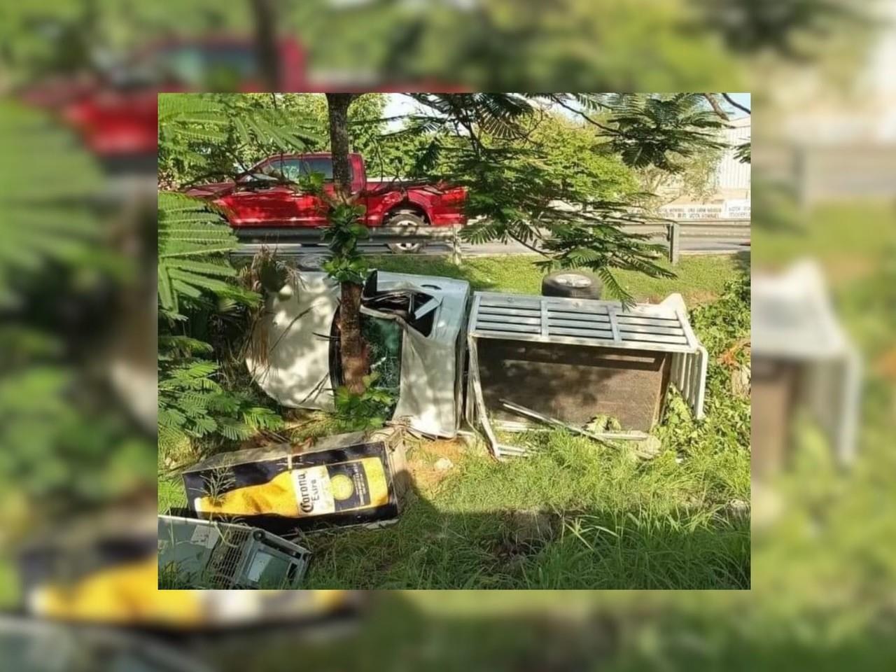 Un cargamento de neveras llenas de cerveza quedaron tiradas en un tramo del periférico de Mérida luego que una camioneta volcara la tarde del martes.- Foto de redes sociales