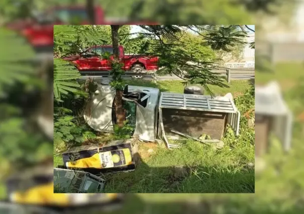 Cervezas quedan tiradas tras volcar una camioneta en el periférico de Mérida