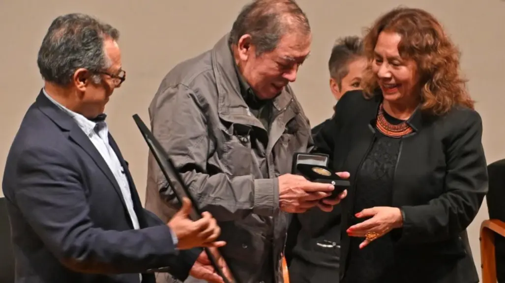 Condecoran a Guillermo Ceniceros, pintor duranguense, con medalla Bellas Artes